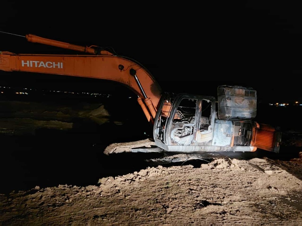 Sur Belediyesine ait iş makinesi yakıldı