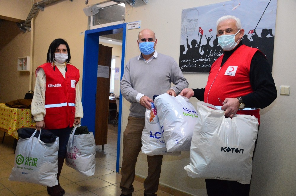 Türk Kızılay Karasu Şubesi’nden 17 öğrenciye mont