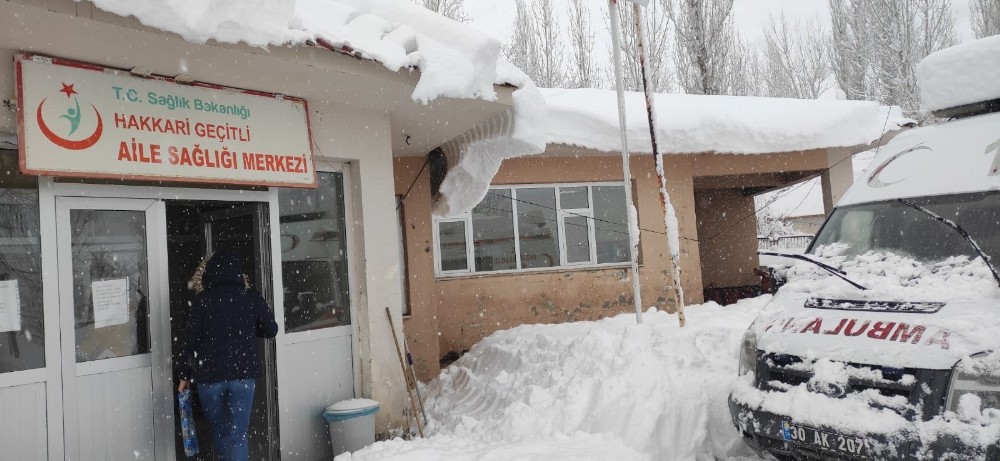 Üniversite öğrencileri sağlık ocağında eğitime katılıyor