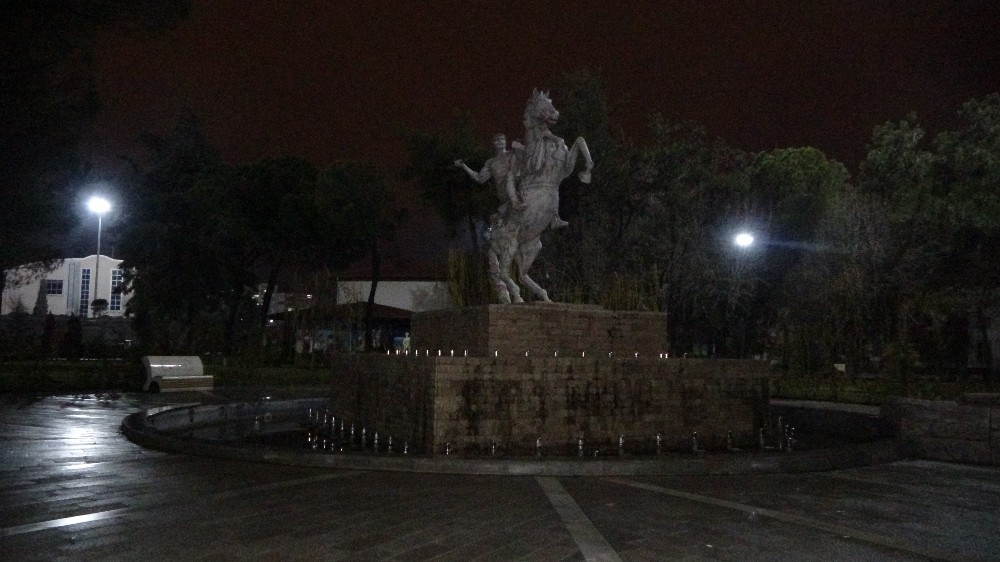 Uşak’ta kısıtlamaların 24. saatinde sokaklar boş kaldı