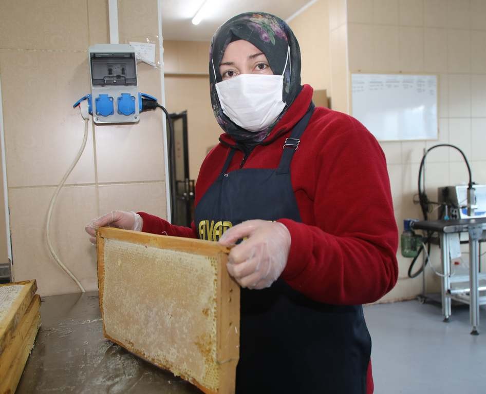 Vali Ayhan: “Çiçek balı üretiminde Türkiye’de 1’nci sıradayız”