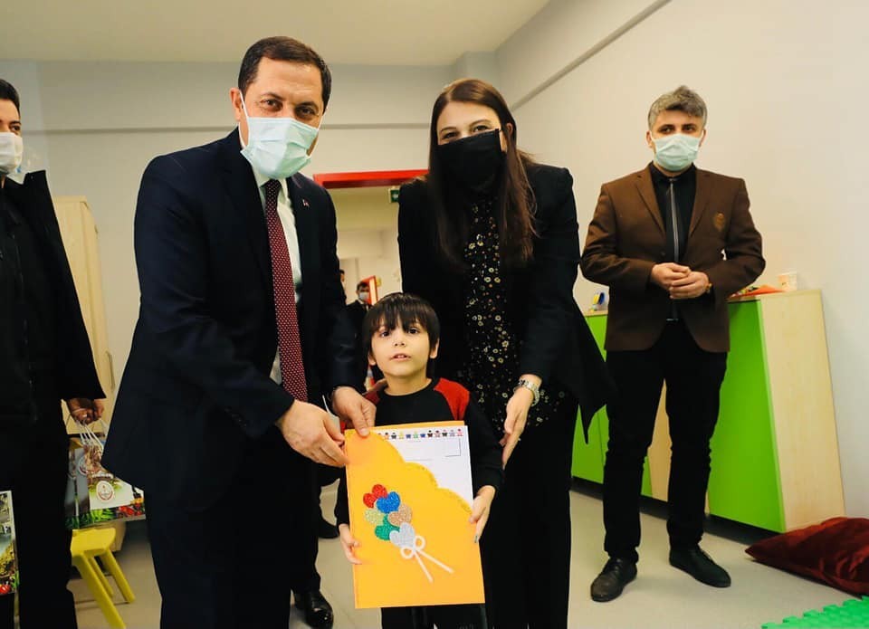 Vali Masatlı ve eşi minik öğrencilerin karne sevincine ortak oldu