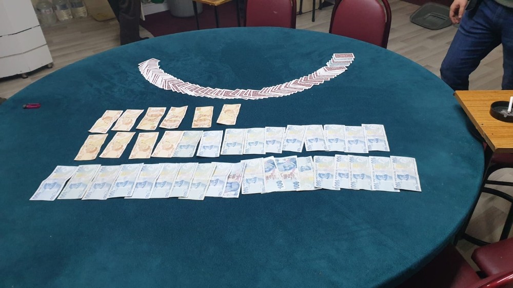 Yasağa rağmen kumar oynayan 12 şahsa ceza yağdı