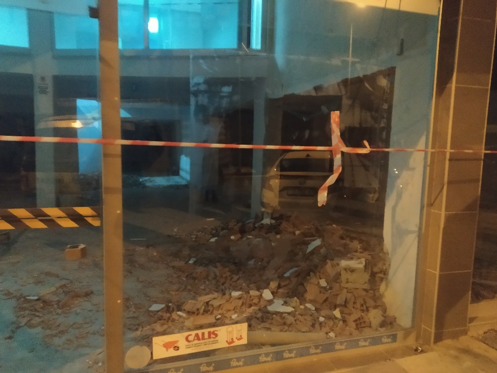 Yıkılan duvarın altında kalan işçi hayatını kaybetti