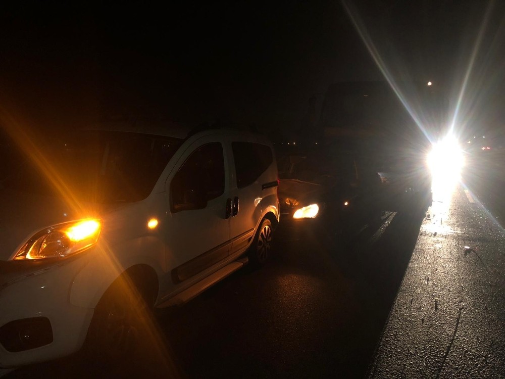 Yola düşen lastik araçları birbirine kattı