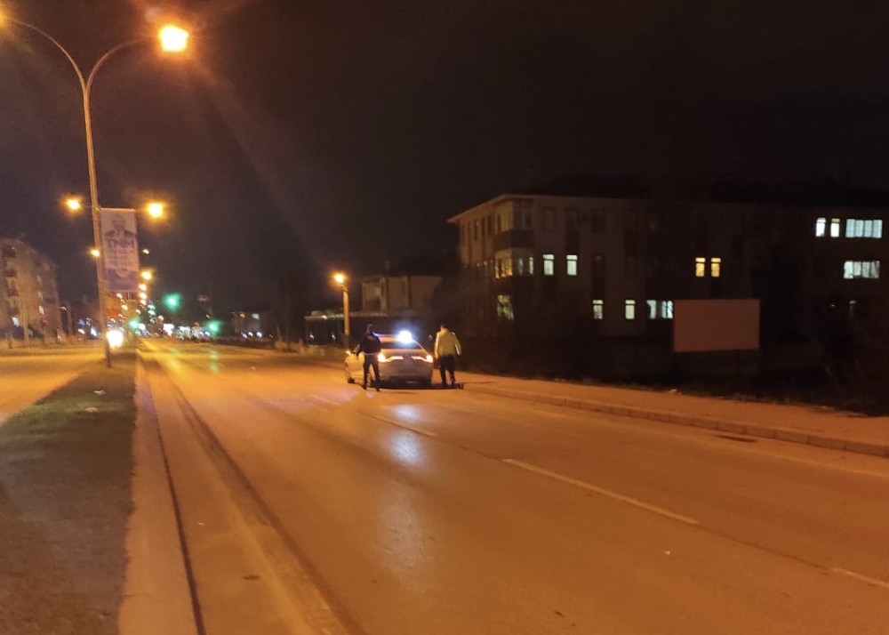 Yolun karşısına geçerken otomobilin çarptığı kadın hayatını kaybetti