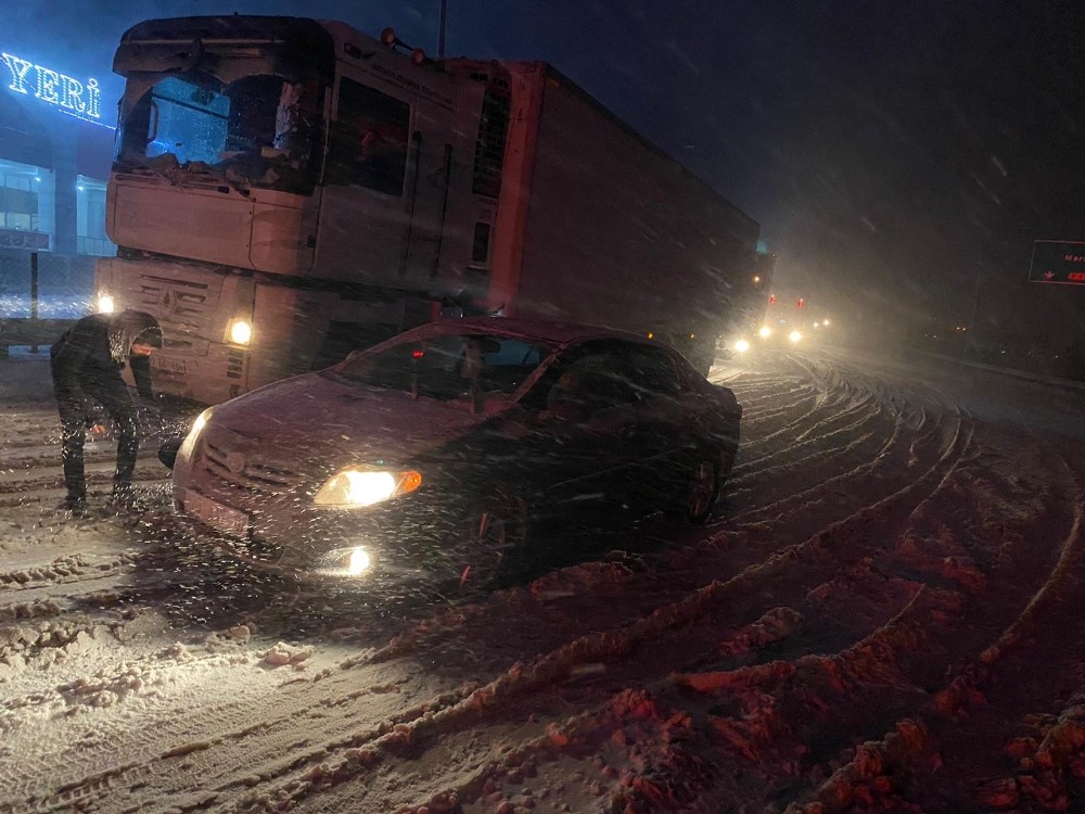 Adana-Ankara otoyolunda kar ve tipi trafiğini olumsuz etkiledi