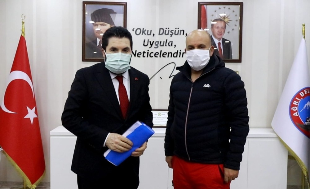 Ağrı Belediyesi’nden bin çocuğa kayak eğitimi