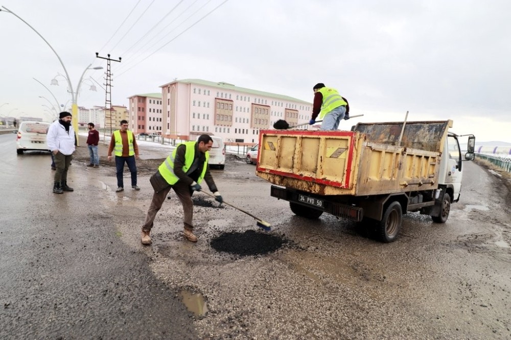 Ağrı’da tahrip olan yollar onarılıyor