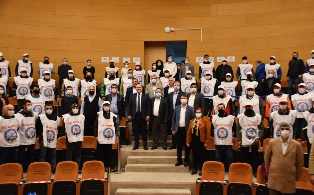 Akhisar Belediyesi’nde net işçi maaşı 3 bin 300 TL oldu