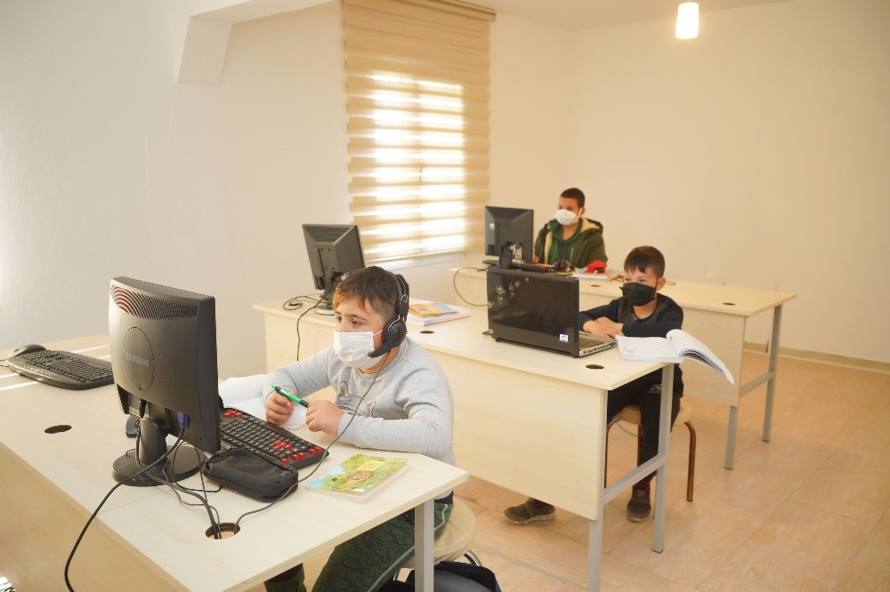 Ayvalık Belediyesi’nden eğitimde öğrencilere fırsat eşitliği