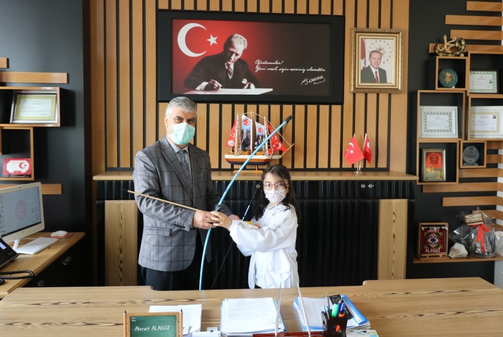 Bakan Selçuk’tan Adıyamanlı öğrenciye ok yay takımı