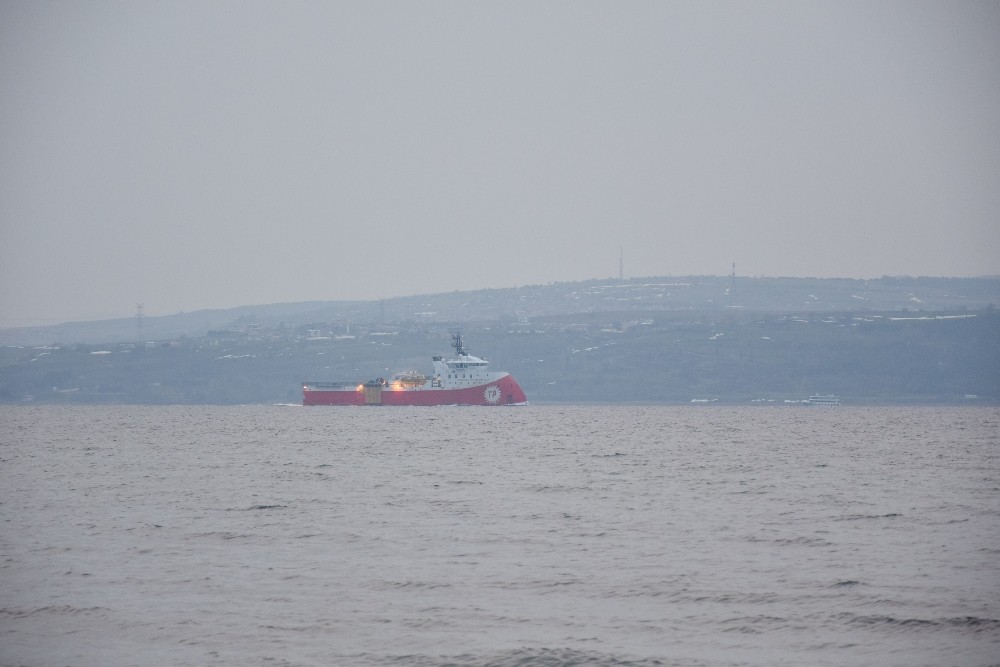 ‘Barbaros Hayrettin Paşa’ sismik araştırma gemisi Çanakkale Boğazı’ndan geçti