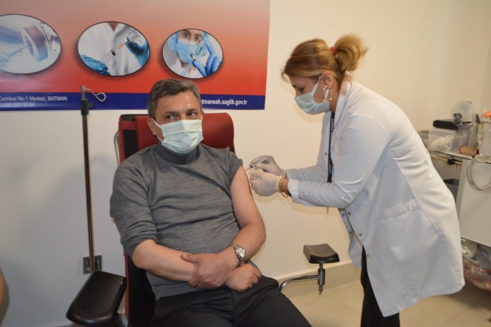 Batman Valisi Hulusi Şahin korona virüs aşısı oldu