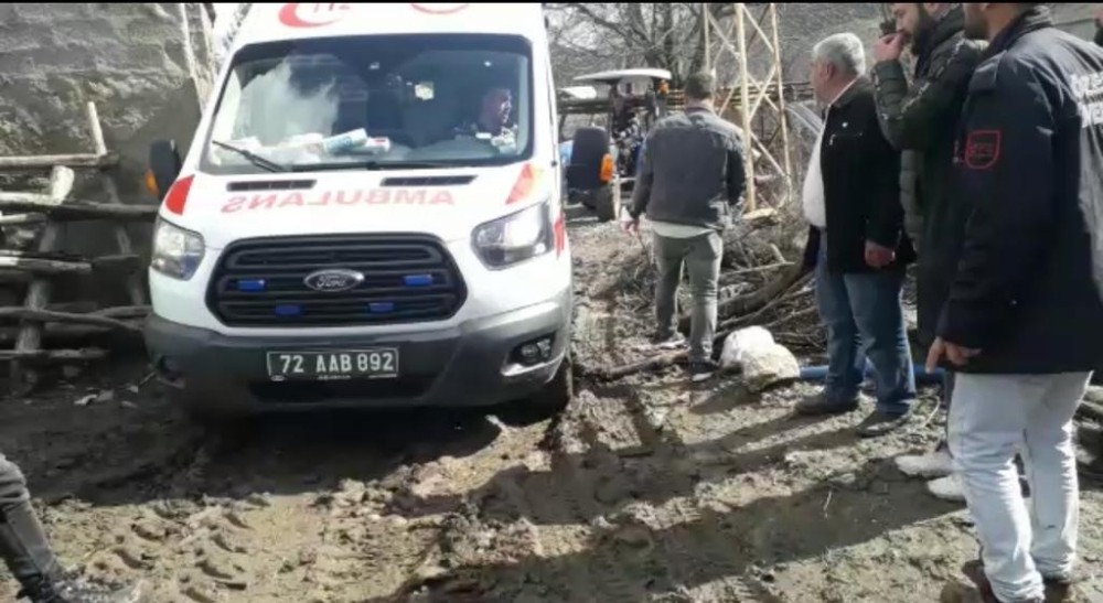 Batman’da hasta almaya giderken çamura saplanan ambulans, traktör yardımıyla kurtarıldı