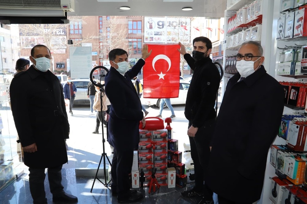 Belediyeden esnafa bayrak hediyesi