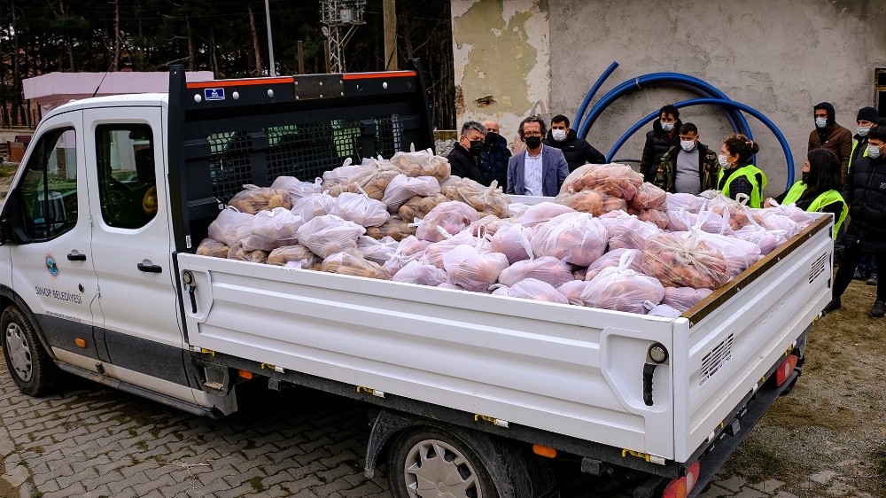 Belediyeden patates ve soğan dağıtımı