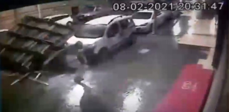 Binanın çatısı uçtu, koşarak ölümden kurtuldu