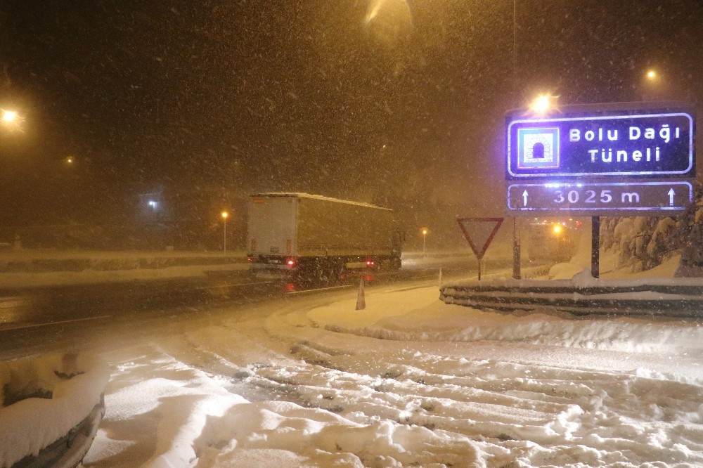 Bolu Dağı’nda yoğun kar yağışı etkili oluyor