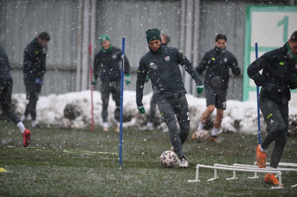 Bursaspor kar yağışı altında Balıkesirspor maçı hazırlıklarına devam etti