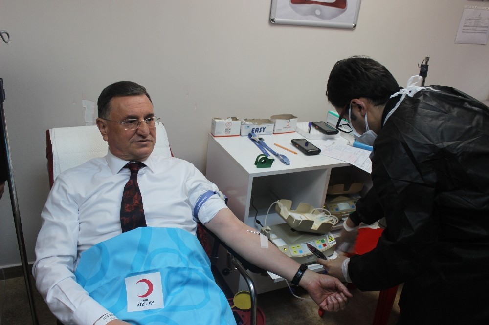 Büyükşehir Belediye Başkanı Savaş, Kızılay’a kan bağışında bulundu