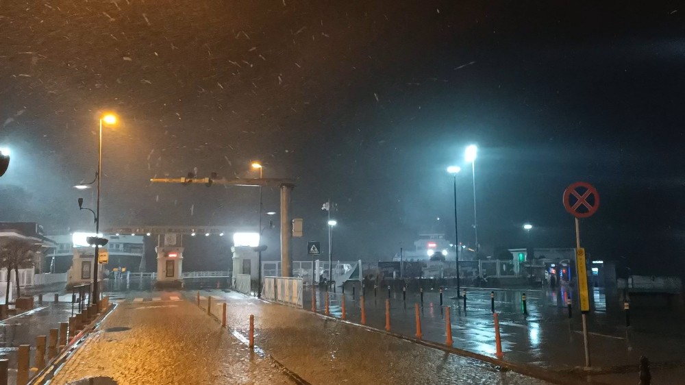 Çanakkale Boğazı yoğun kar yağışı nedeniyle gemi geçişlerine kapatıldı