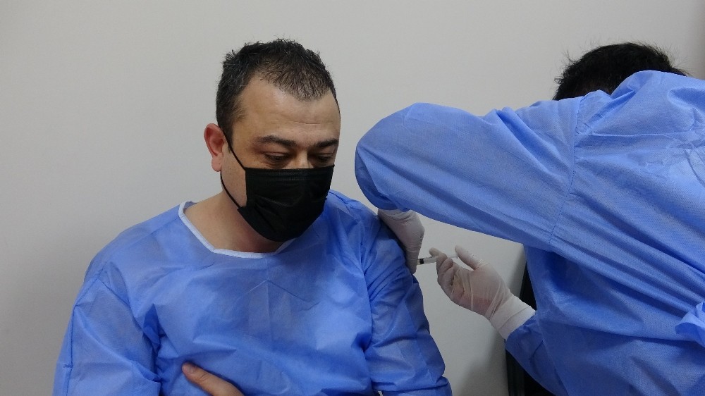 Çatak Kaymakamı Akbulut, korona virüs aşısı oldu