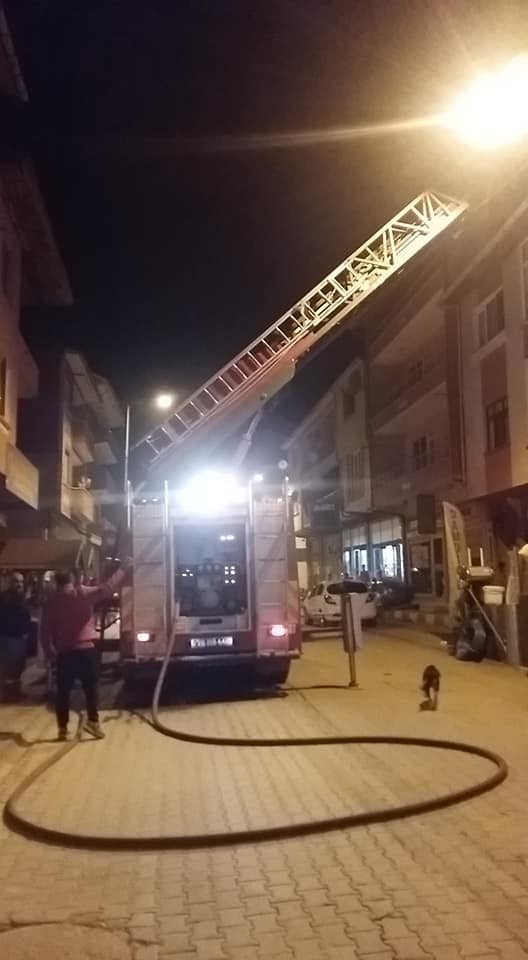 Çatı yangınına itfaiye ekiplerinden müdahale