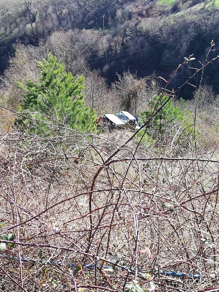 Direksiyon başında uyuyan sürücü, 25 metrelik uçuruma yuvarlandı