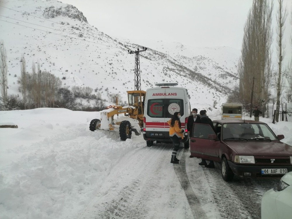 Diyaliz hastası, karlı yol açılarak hastaneye yetiştirildi