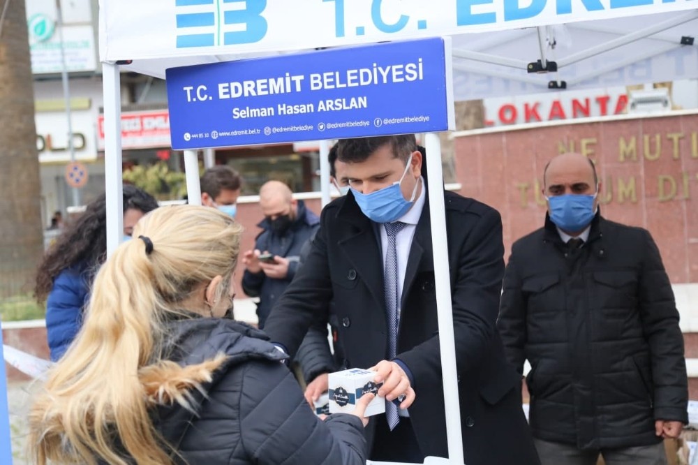 Edremit Belediyesi’nden kandil simidi ikramı