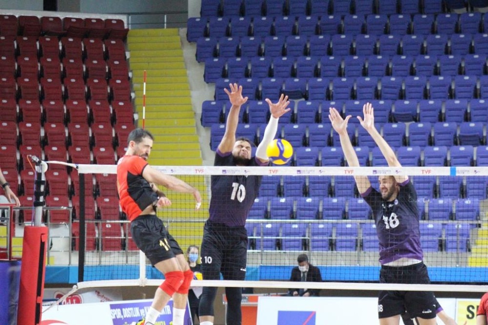 Efeler Ligi: Afyon Belediye Yüntaş: 2 – Spor Toto: 3
