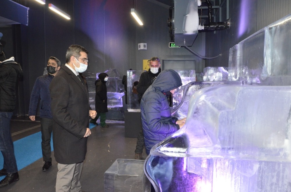 Erzurum Sevgi Evleri’nde kalan çocuklar buz müzesini gezdi