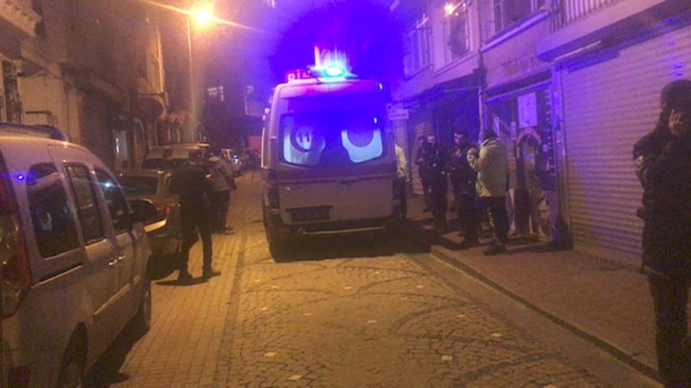 Fatih’te kimlik sorgusu yapan bekçiye otomobil çarptı