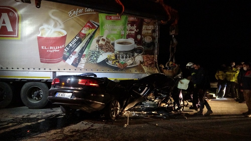 Gaziantep’te otomobil tıra arkadan çarptı: 2 ölü