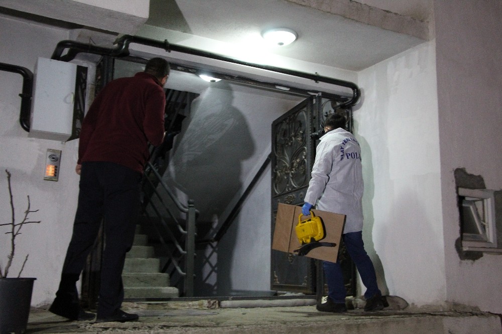 İhanetle suçladığı eşini defalarca bıçakladı