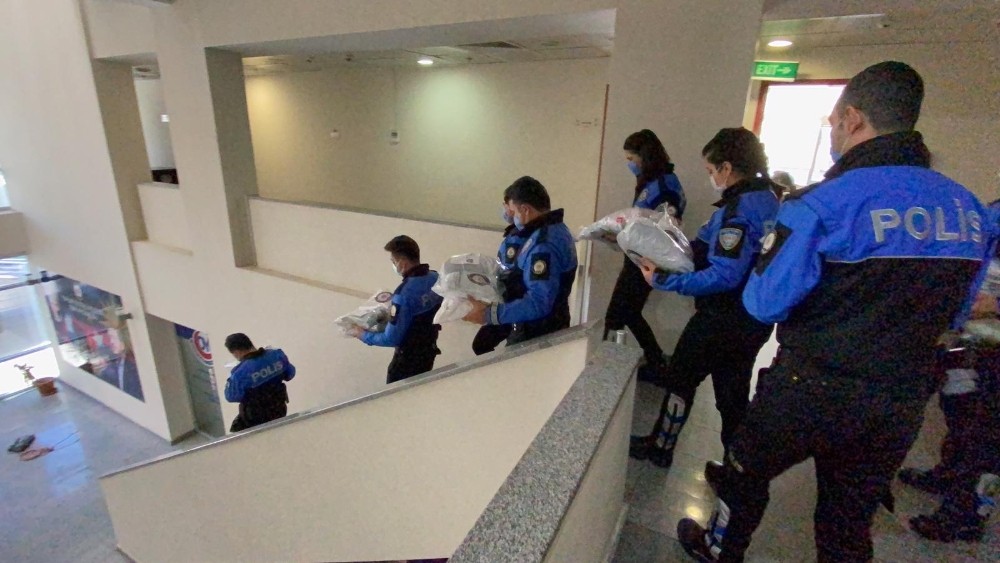 İstanbul polisinden çocuklara kışlık kıyafet