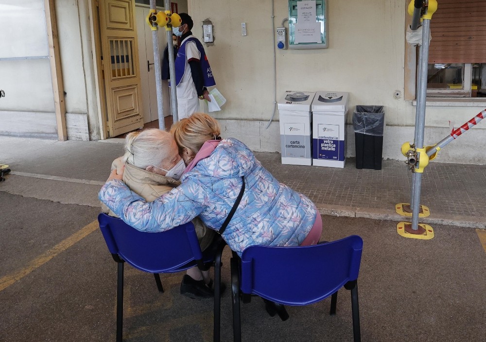 İtalya’da son 24 saatte Covid-19’a bağlı 422 can kaybı