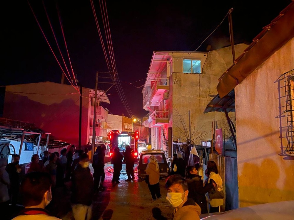 İzmir’de çatı katı yangını korkuttu