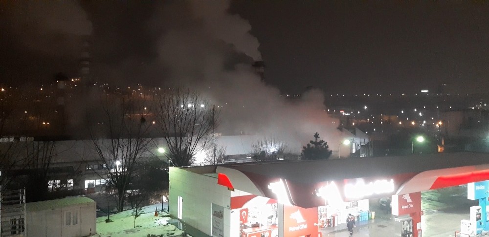 İzolasyon malzemeleri üreten fabrikada çıkan yangın söndürüldü