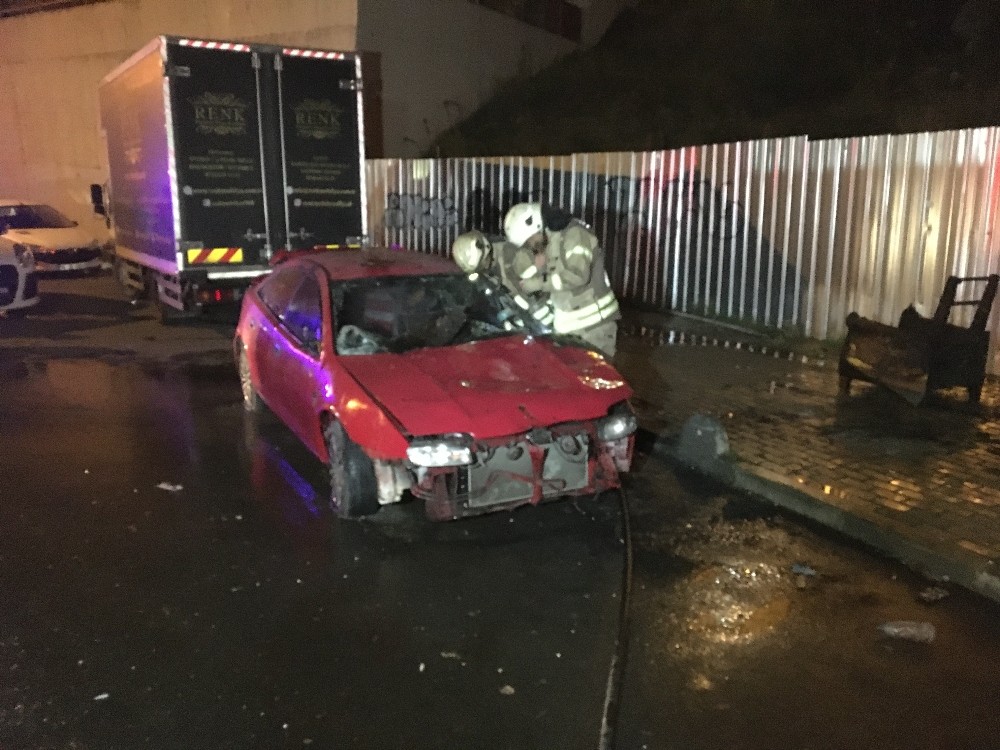 Kağıthane’de 1 yıldır park halindeki araç yandı