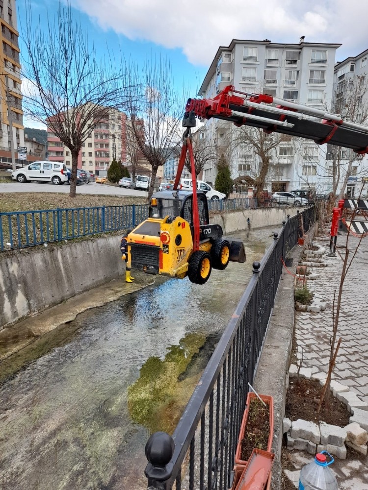 Kastamonu’da derelerde biriken çöpler temizleniyor