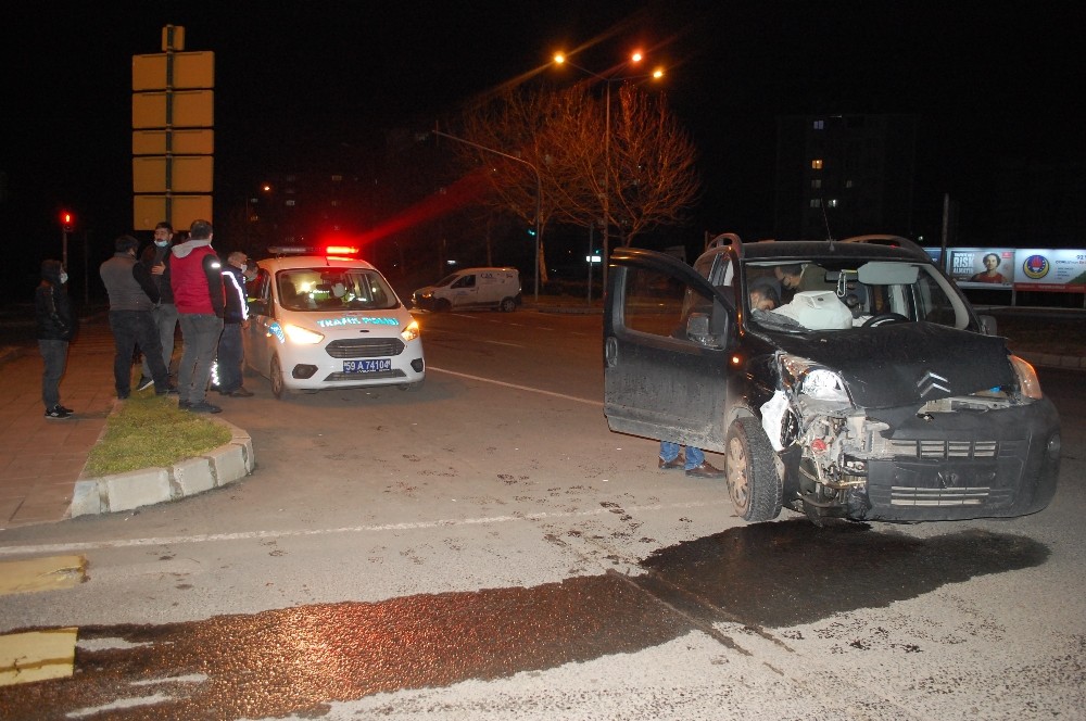 Kırmızı ışık ihlali kazaya neden oldu: 2 yaralı