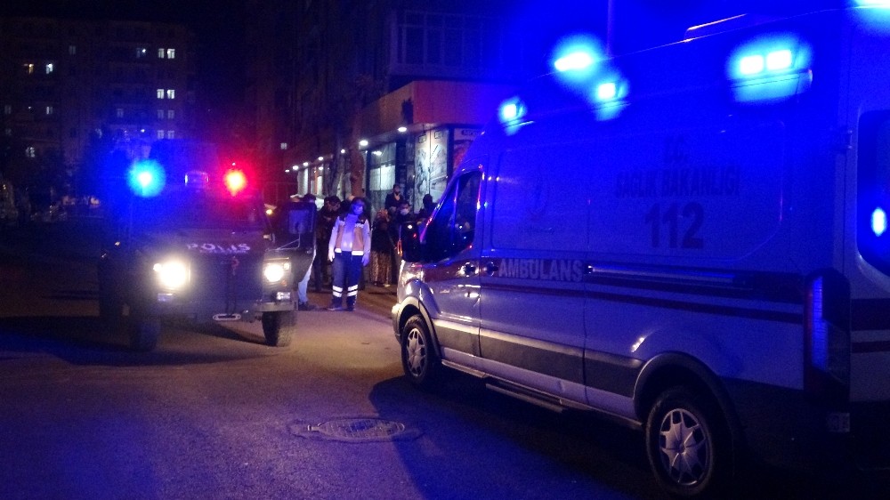 Kısıtlama saatinde marketi bıçakla bastılar: 3 yaralı