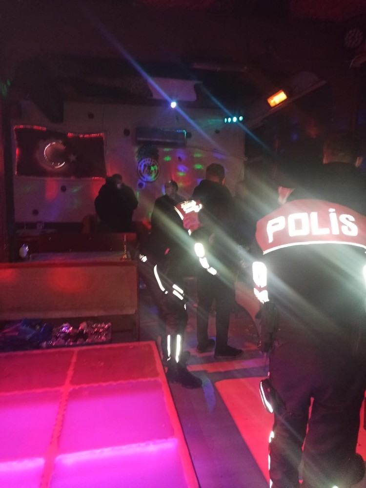 Kısıtlamada eğlence mekanında yakalananlara polisten işlem