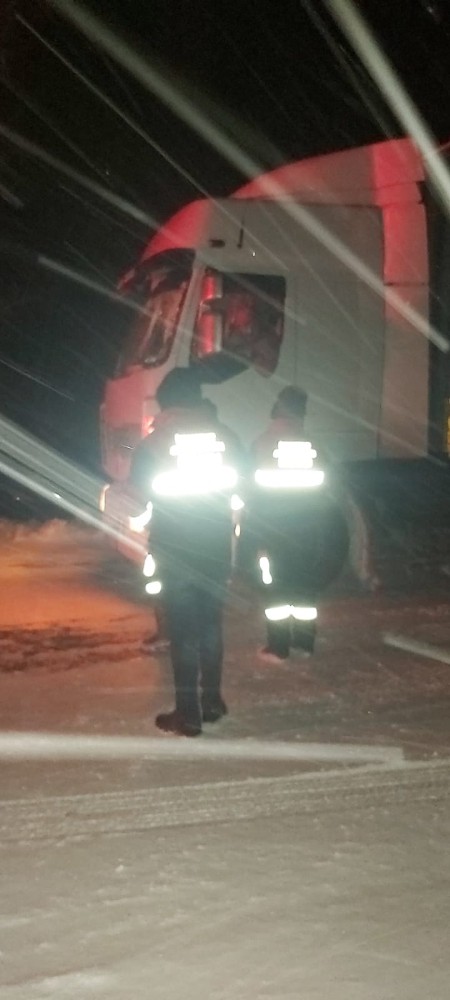 Kızıldağ Geçidi’nde mahsur kalan sürücülere yiyecek ve içecek yardımı