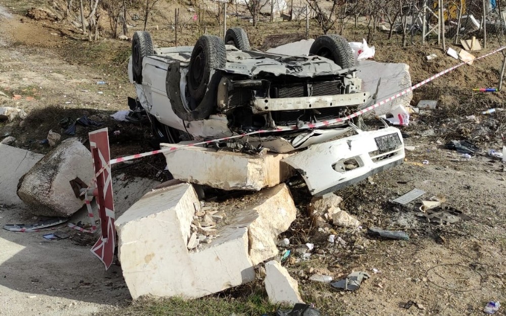 Kontrolden çıkan otomobil yol kenarındaki mermer bloğa çarptı