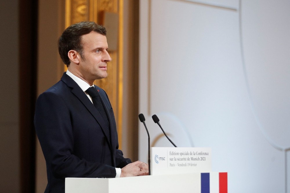 Macron: “Afrika’da güvenilir olmak için aşı temin etmeliyiz”