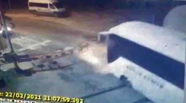 Manevra treni geçit kapalıyken raylardan geçmek isteyen işçi servisine çarptı: 1 yaralı