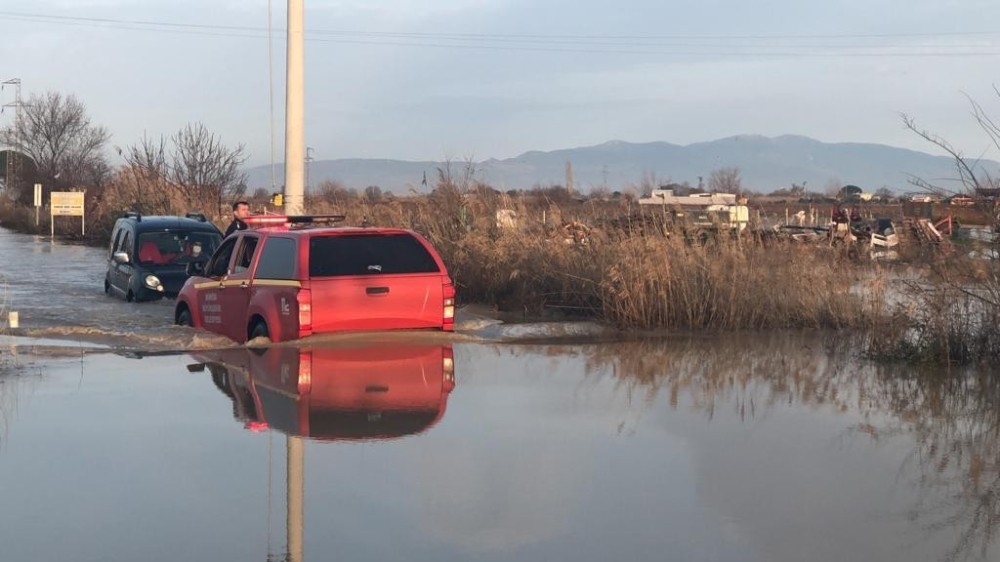 Manisa’da sel sularında mahsur kalan 5 araç itfaiye tarafından kurtarıldı